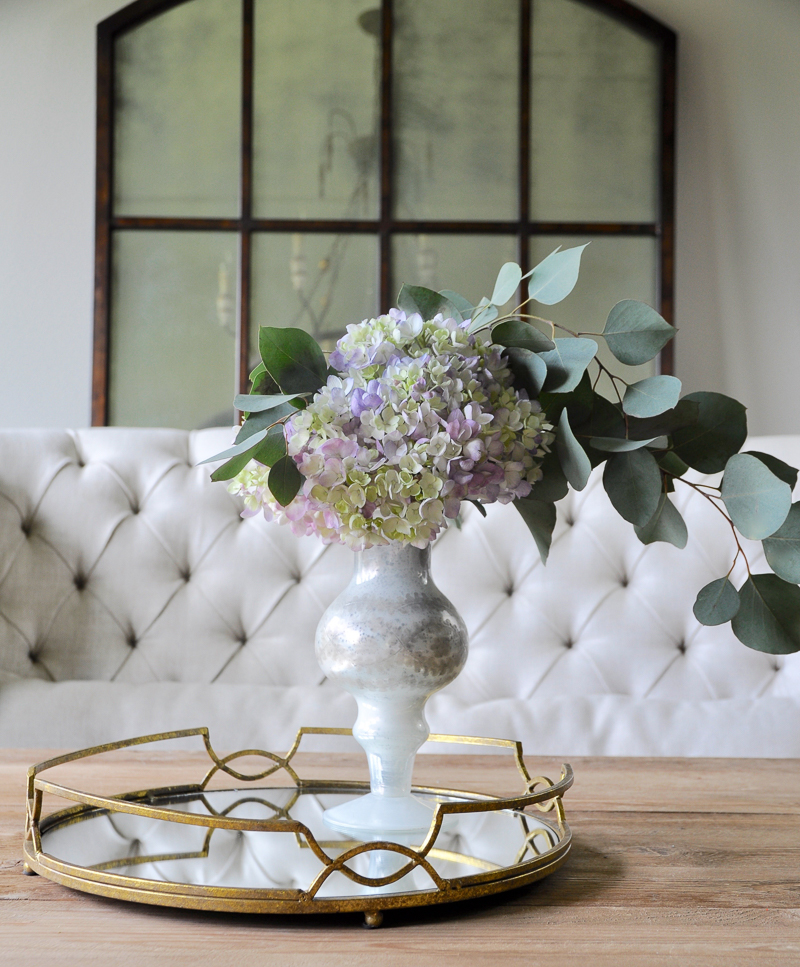 How to decorate with trays and flowers 