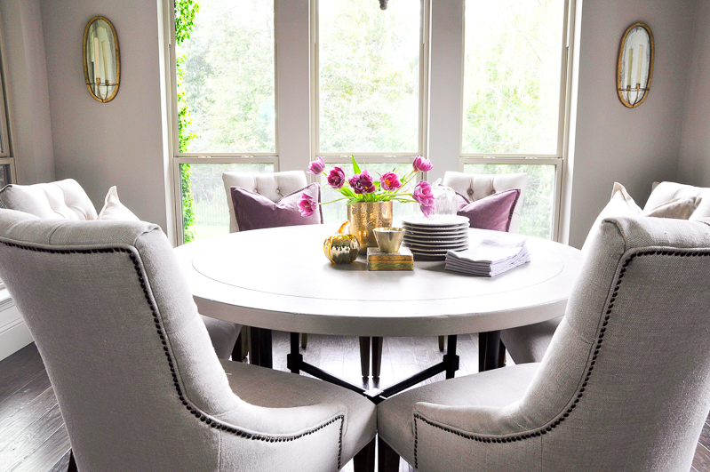 beautiful-fall-breakfast-table-with-rich-colors-and-gold-details_