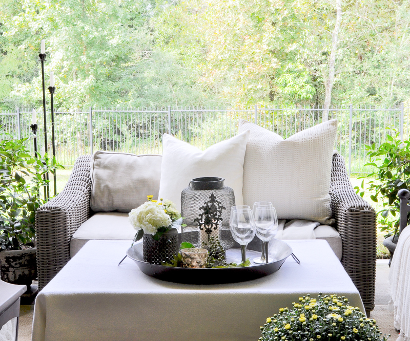 fall-patio-perfect-for-casual-outdoor-dining_