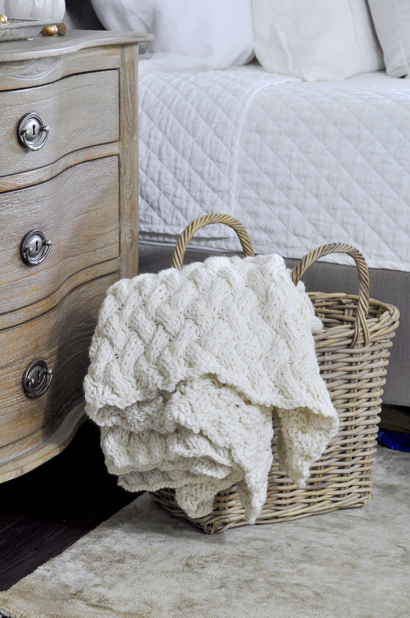 chunky-throw-in-a-basket-in-beautiful-winter-white-color_