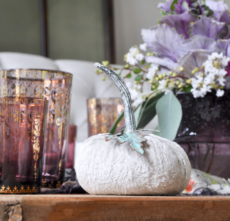 cute-velvet-pumpkin-in-fall-tablescape