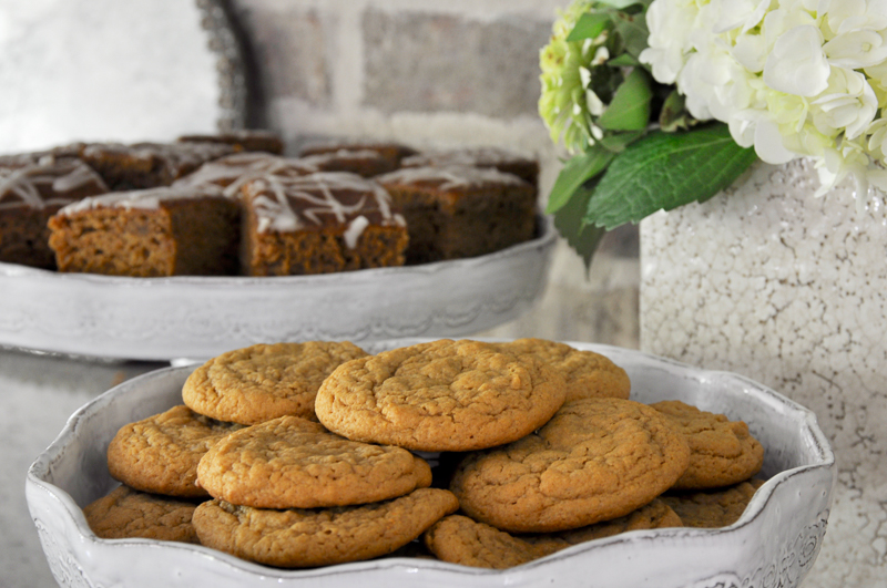 fall-desserts-displayed-on-cake-stands