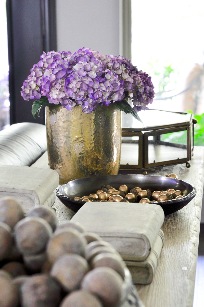 sofa-table-decorated-for-fall-beautiful-gold-pot-and-acorns