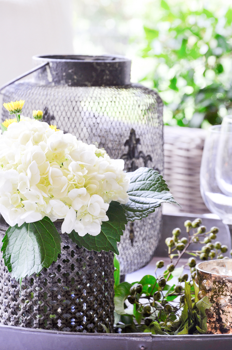 styled-outdoor-coffee-table-tray-so-beautiful