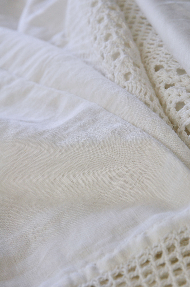 beautiful-linen-pillowcase-with-crochet-trim