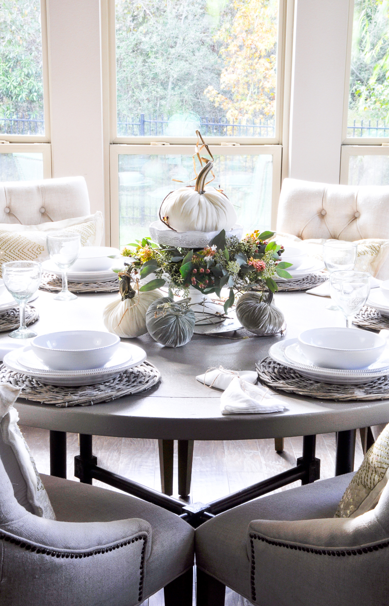 breakfast-nook-decorated-for-thanksgiving