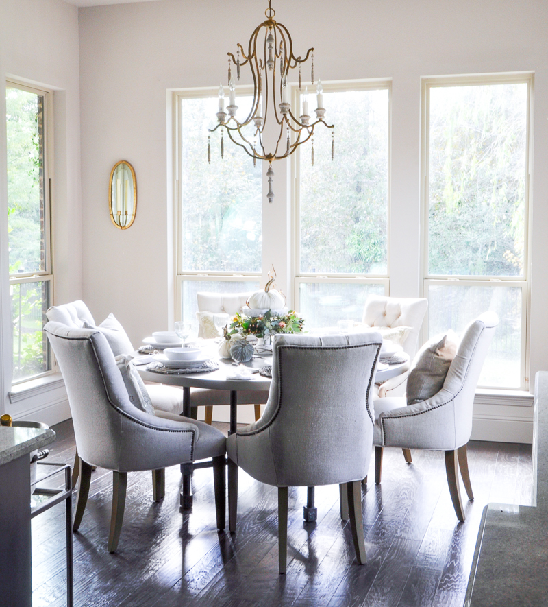 bright-and-sunny-breakfast-nook-so-pretty_