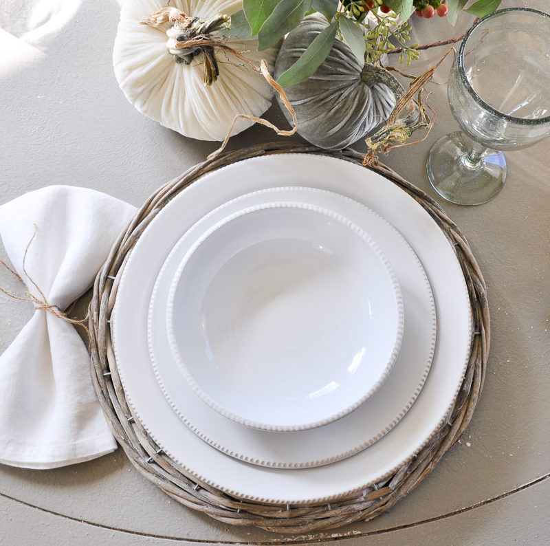 place-setting-with-velvet-pumpkins_