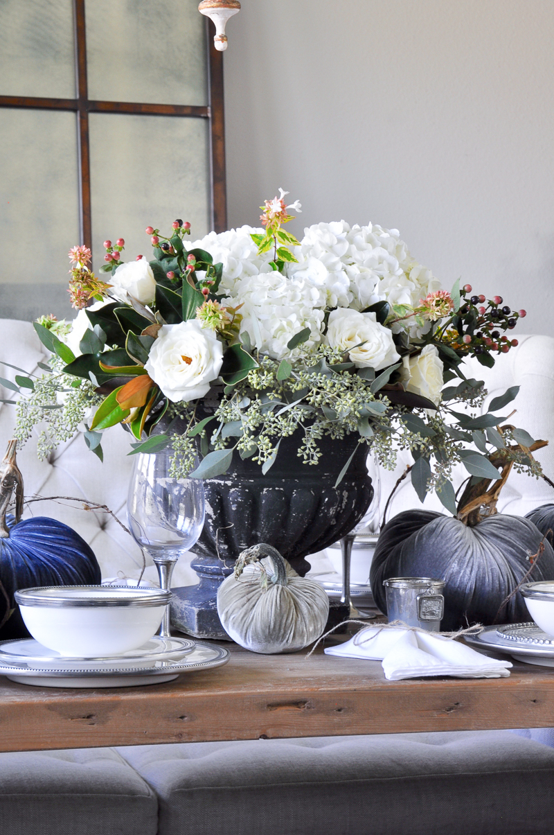 vintage-black-urn-centerpiece-for-beautiful-thanksgiving-table