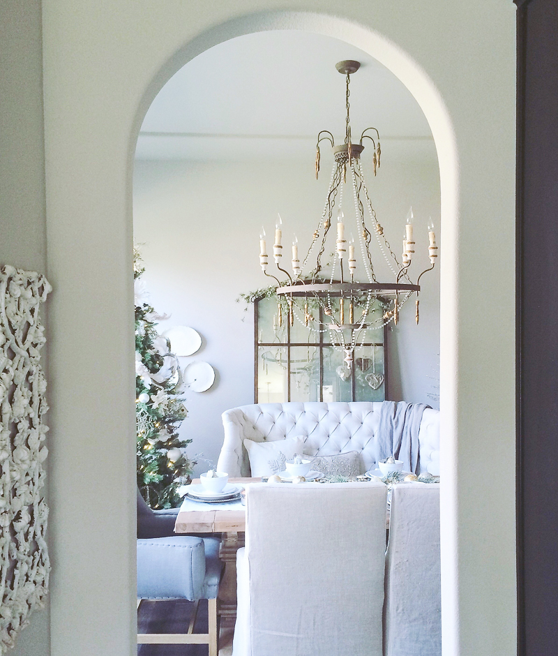 beautiful-dining-room-decorated-for-christmas