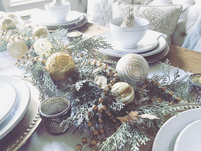 beautiful-dining-room-table-decorated-for-christmas