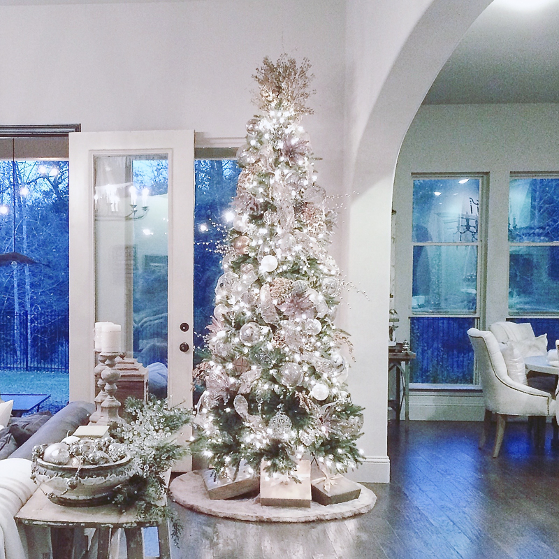 beautiful-family-room-table-decorated-for-christmas