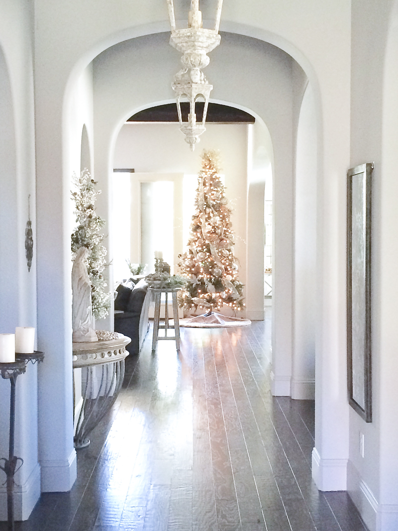 christmas-tree-in-entry-hall-so-beautiful