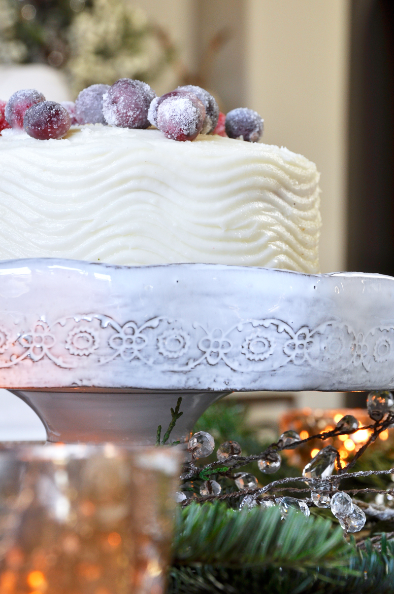 beautiful-christmas-cake-on-stand_