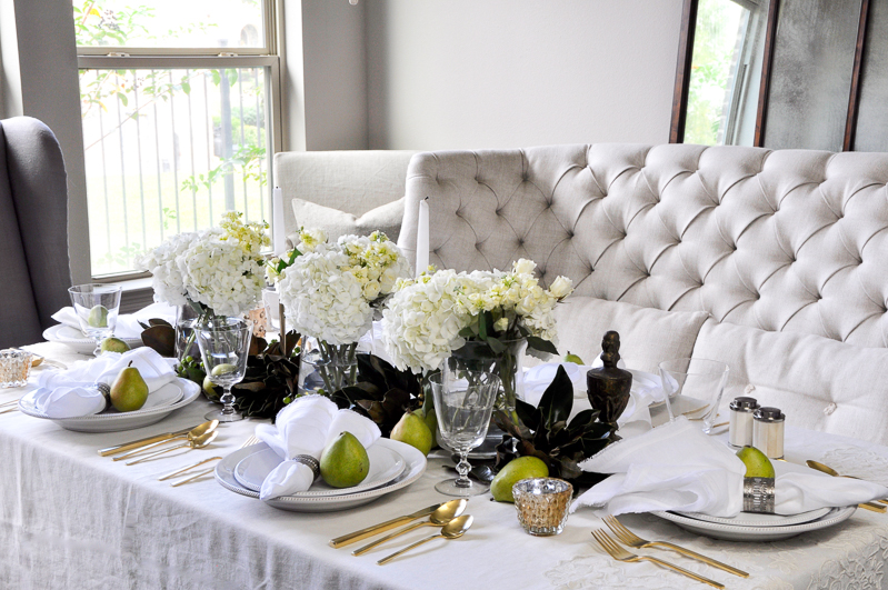 beautiful-dining-room-with-holiday-table