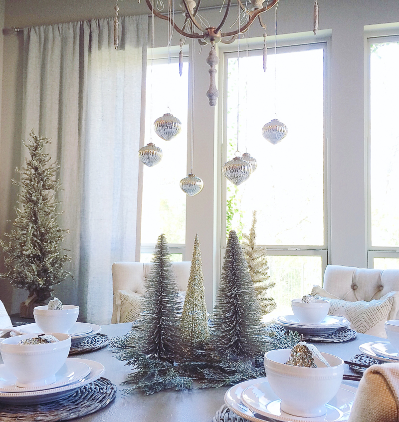 breakfast-nook-decorated-for-christmas