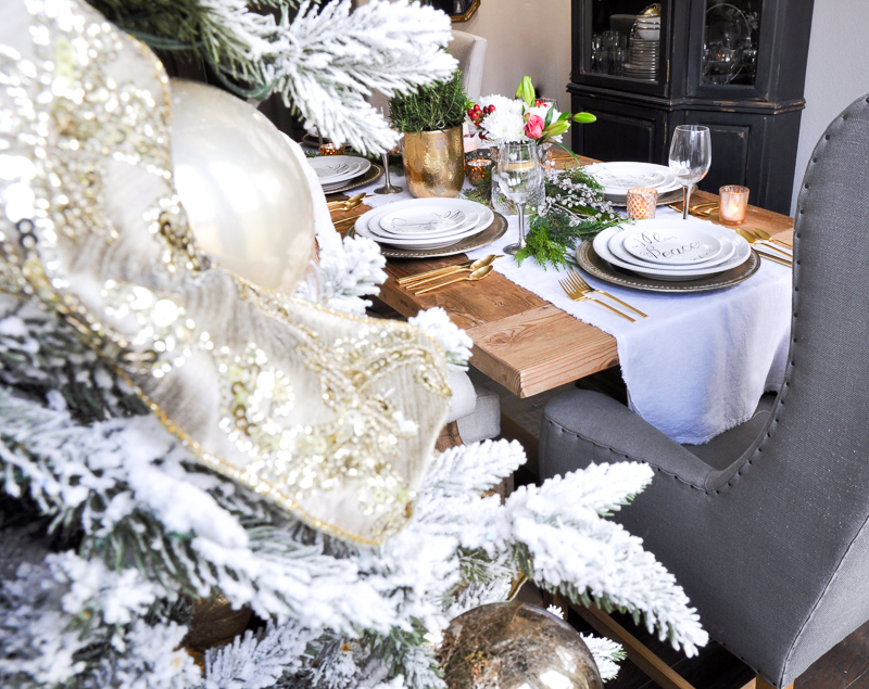 christmas-table-with-greenery-and-flowers-so-elegant