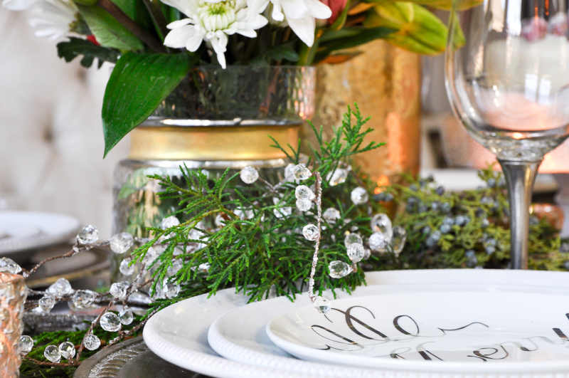 christmas-table-with-greenery-and-flowers-so-gorgeous