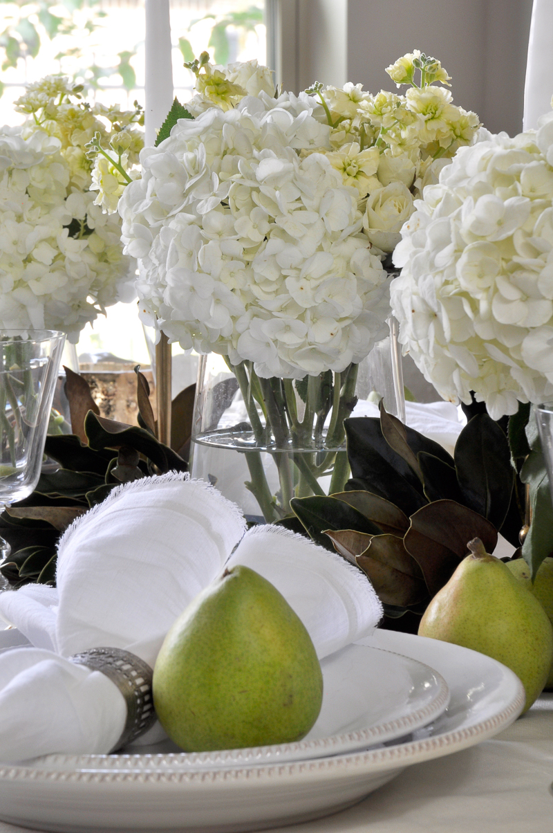 holiday-table-with-white-flowers