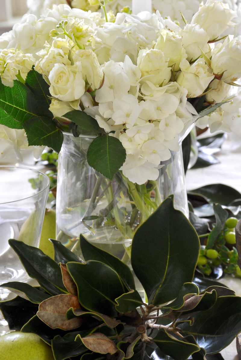 magnolia-and-white-flower-tablescape_