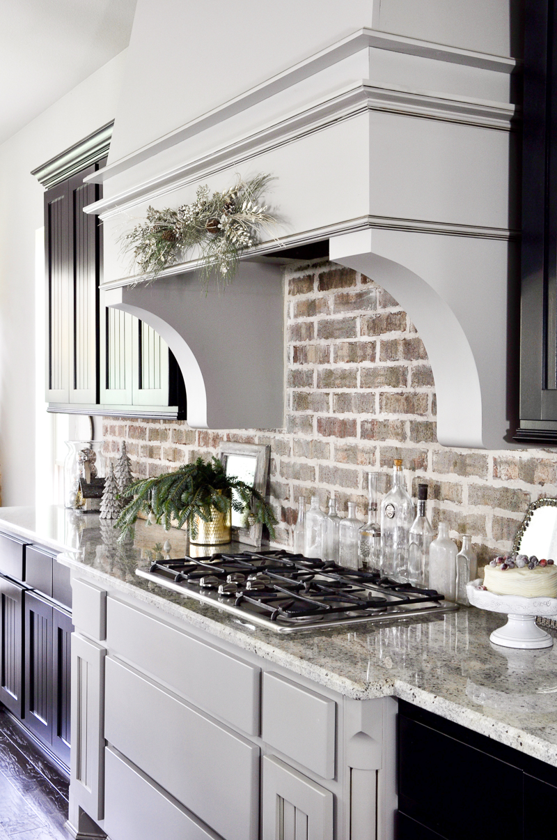 beautiful-kitchen-decorated-for-christmas