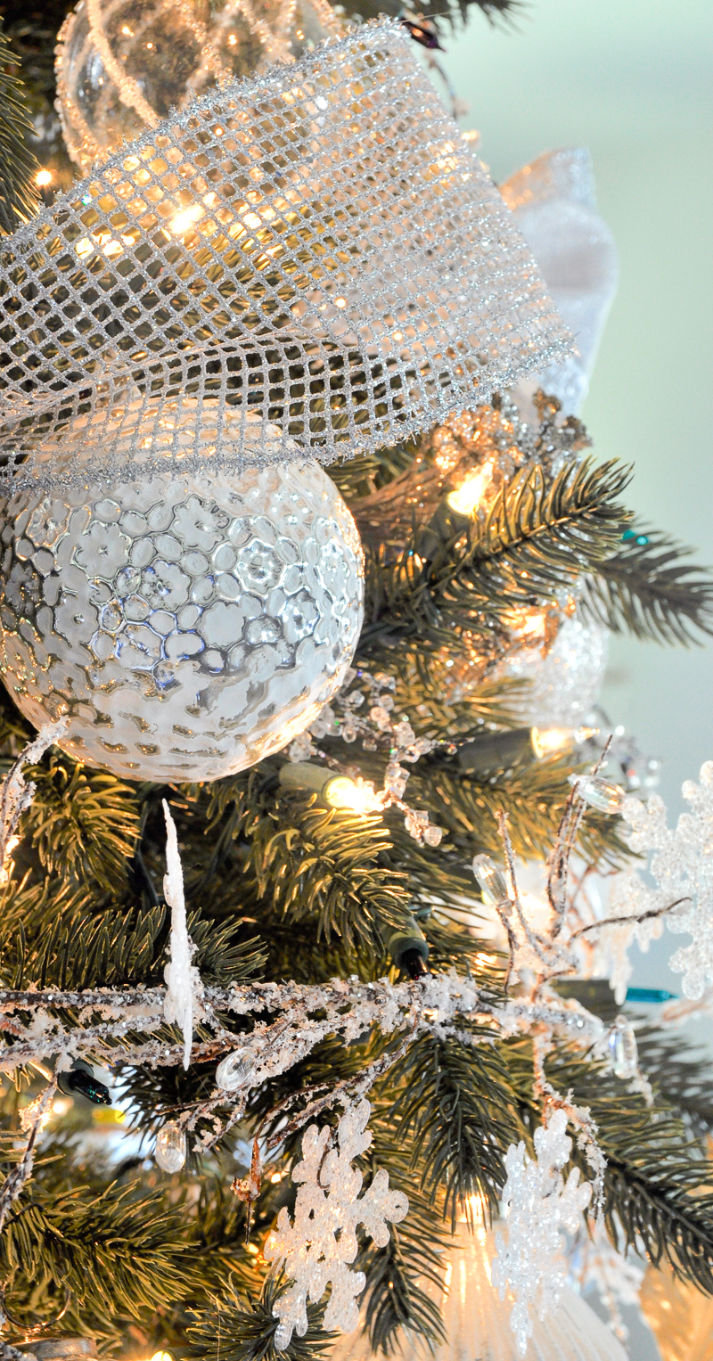 beautiful-white-and-green-christmas-tree