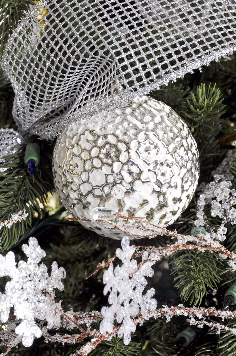 beautiful-white-and-silver-christmas-ornament