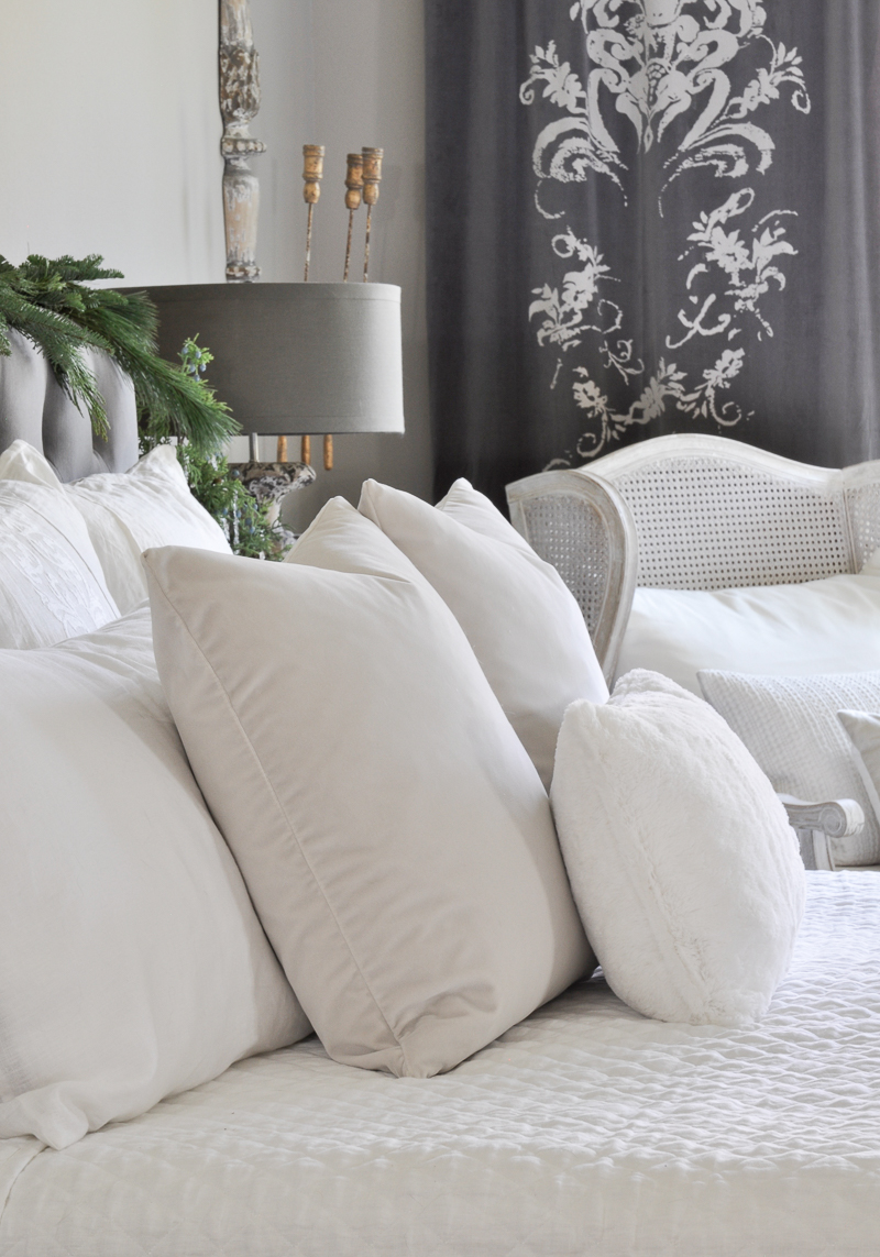 beautiful-white-bedding-in-christmas-bedroom