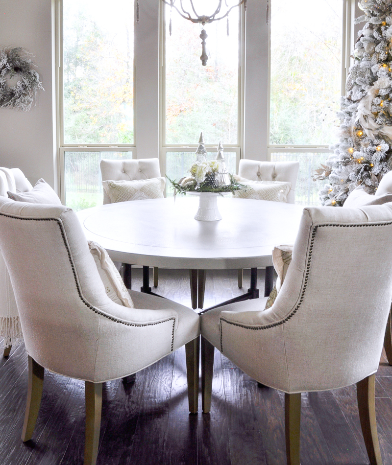 beautiful-white-breakfast-nook-christmas-decor