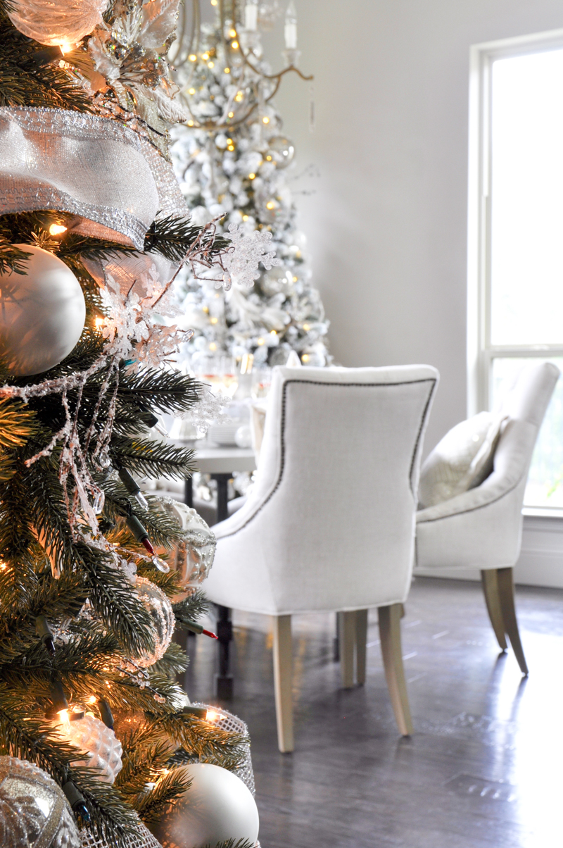 beautiful-white-christmas-breakfast-nook_