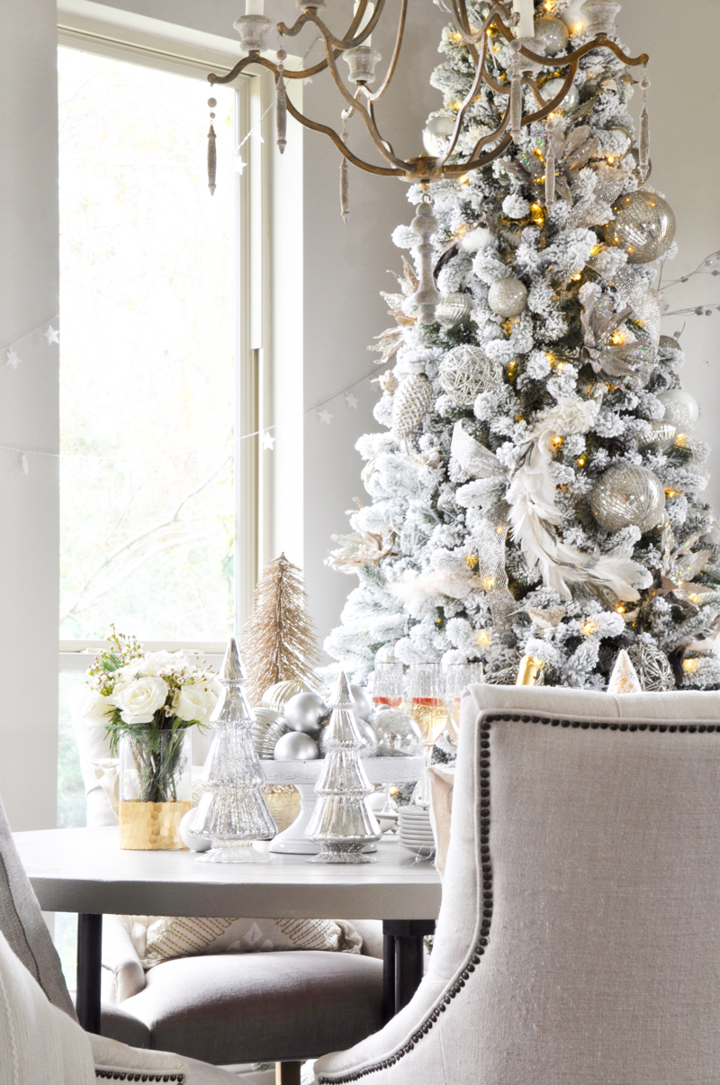 beautiful-white-christmas-breakfast-room