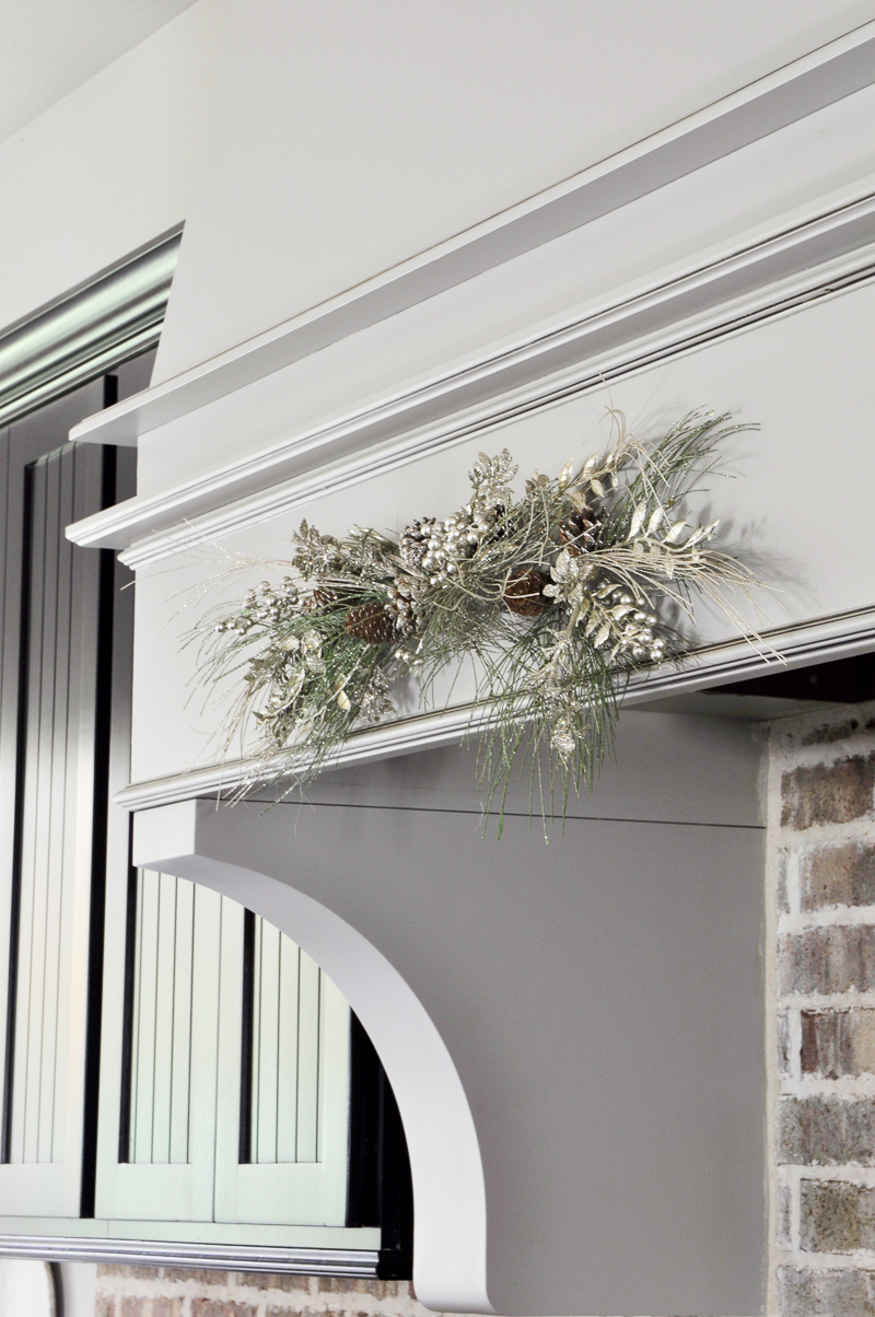 christmas-decor-for-vent-hood