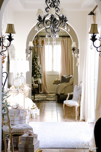 christmas-entry-hall-randi-garrett-design