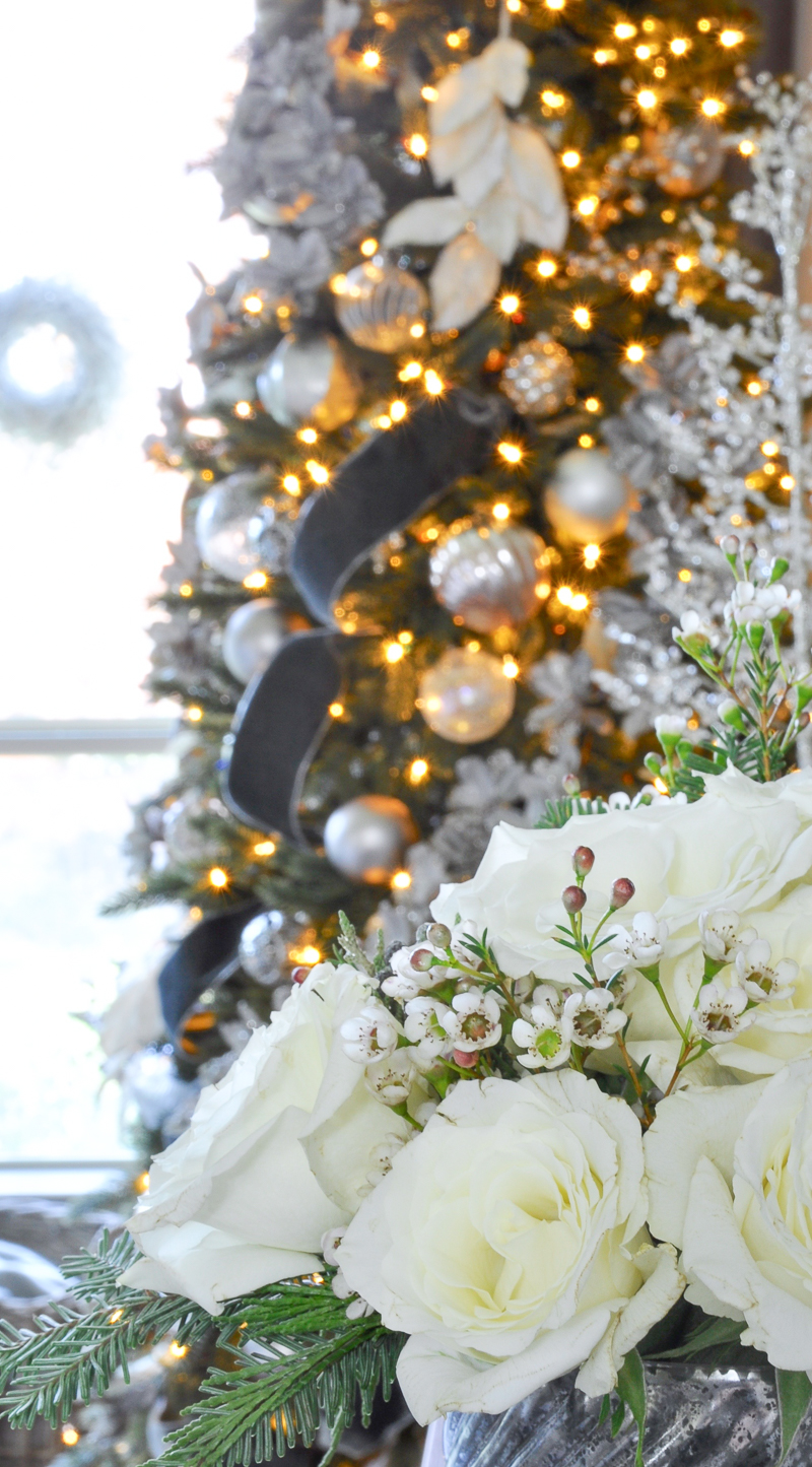 christmas-tree-lights-and-flowers-so-gorgeous