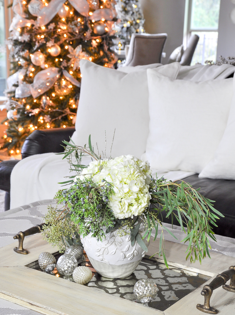 cozy-christmas-living-room-decor