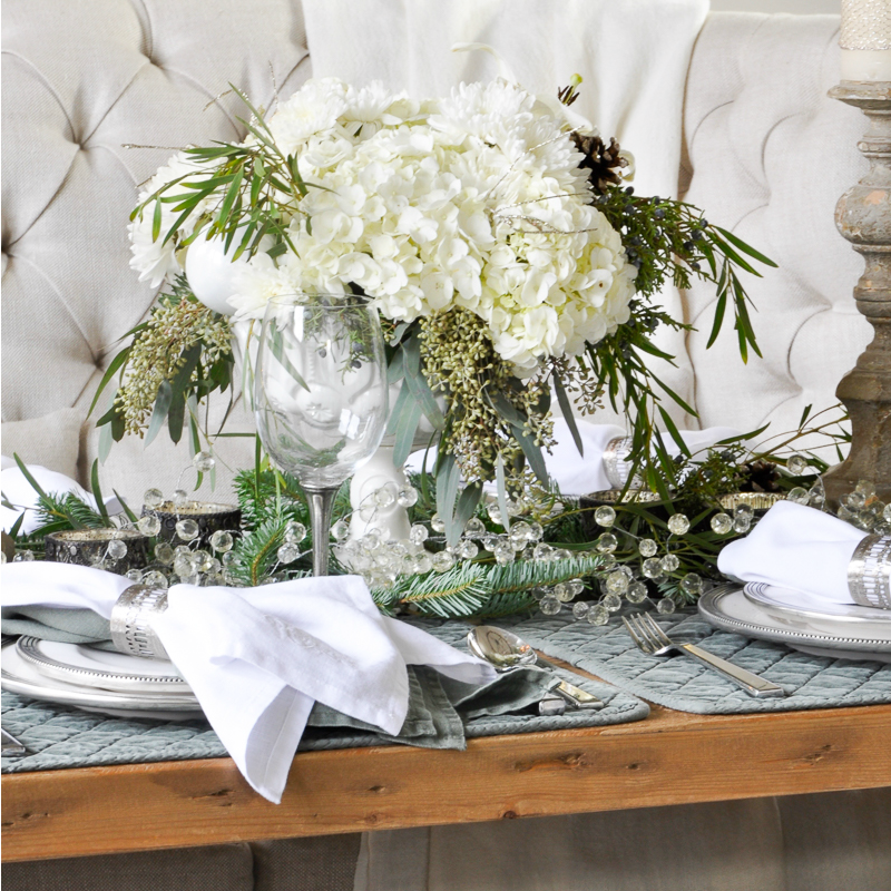 elegant-green-and-white-christmas-table_