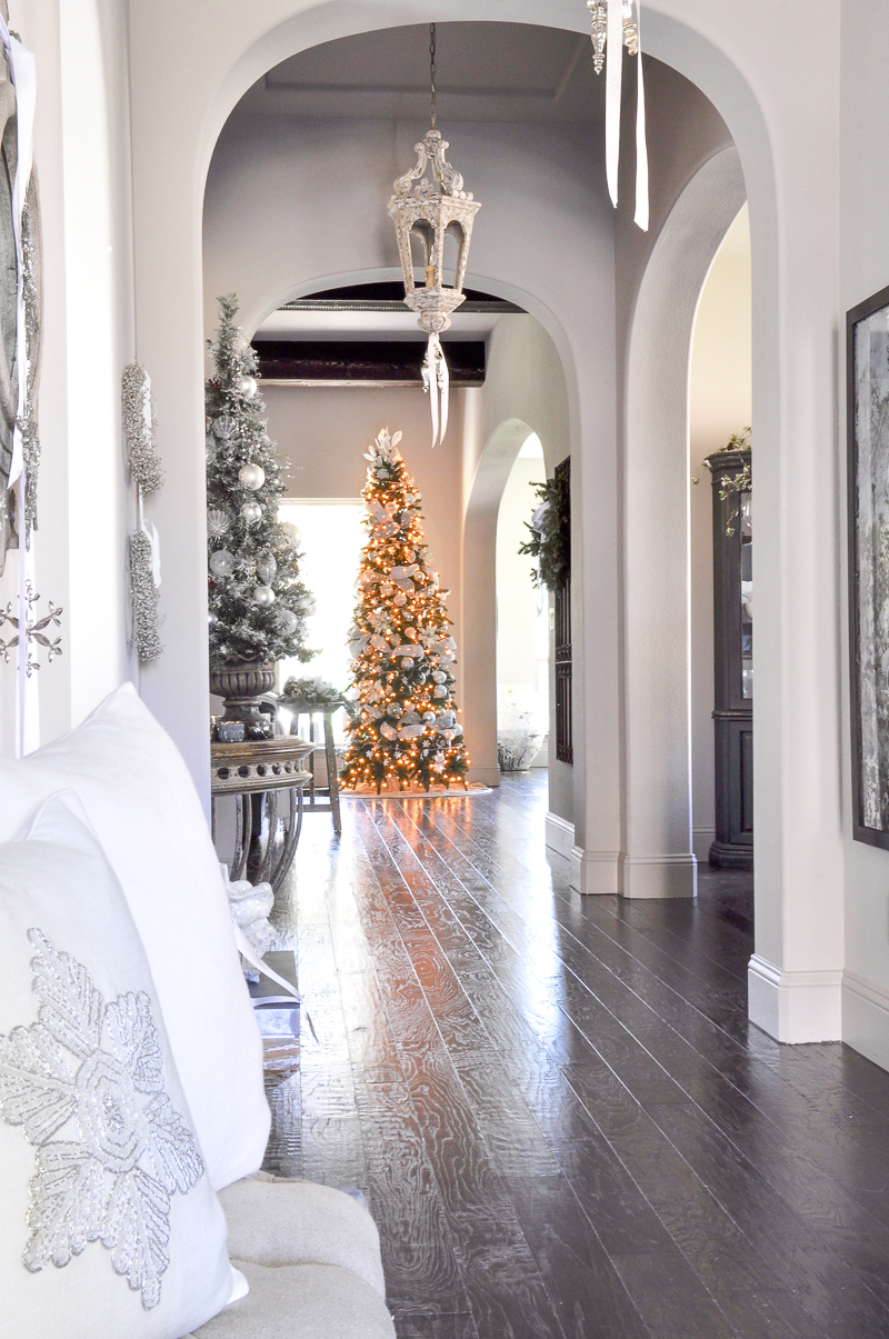 entry-hall-christmas-tree