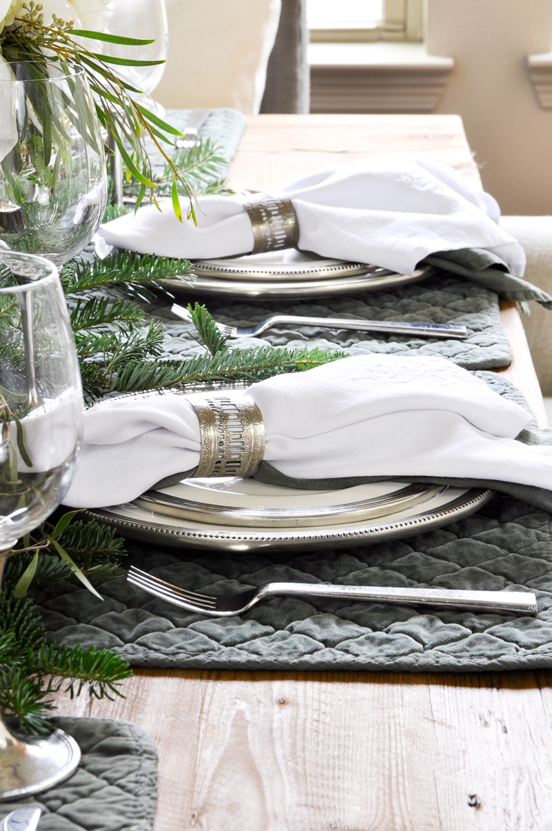 green-and-white-christmas-table-so-beautiful