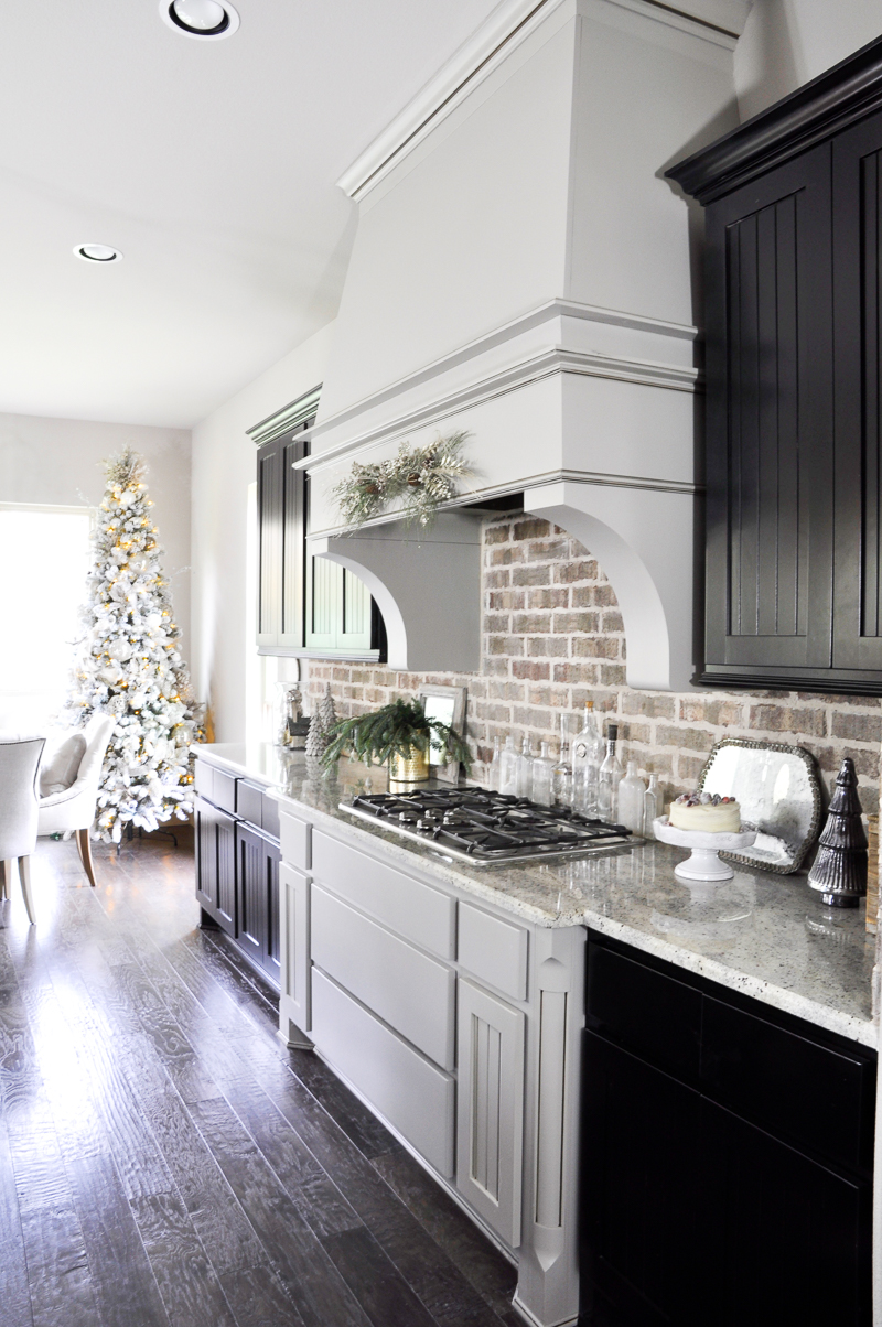 kitchen-decorated-for-christmas