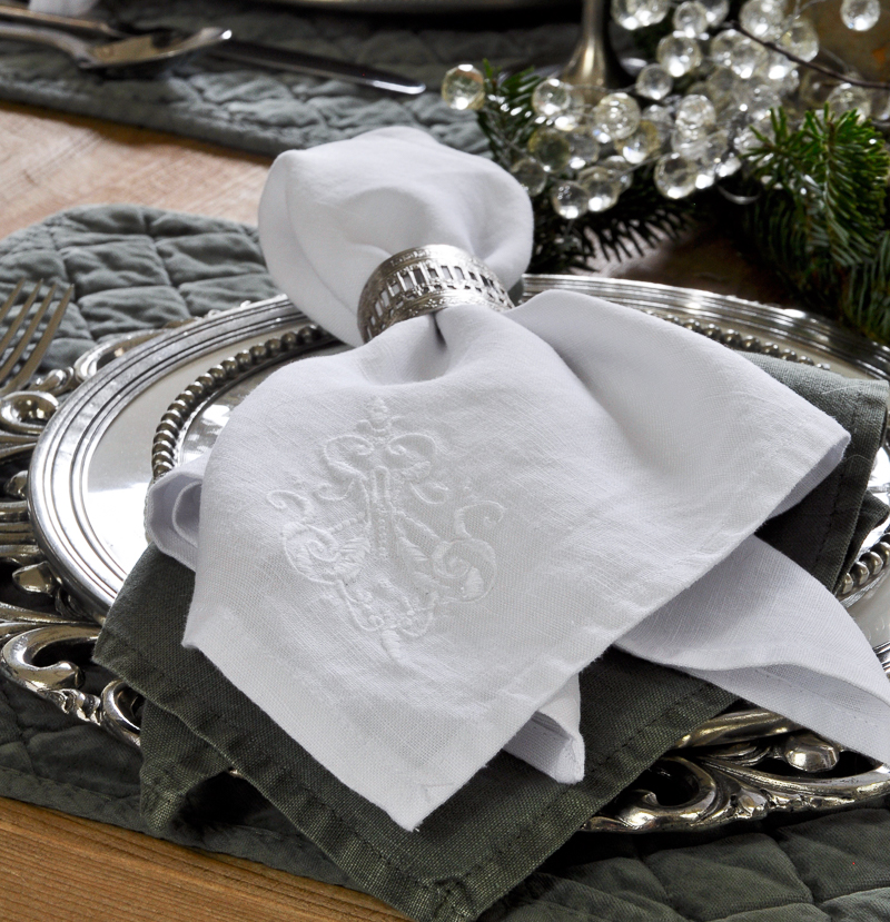 white-and-green-linen-napkins