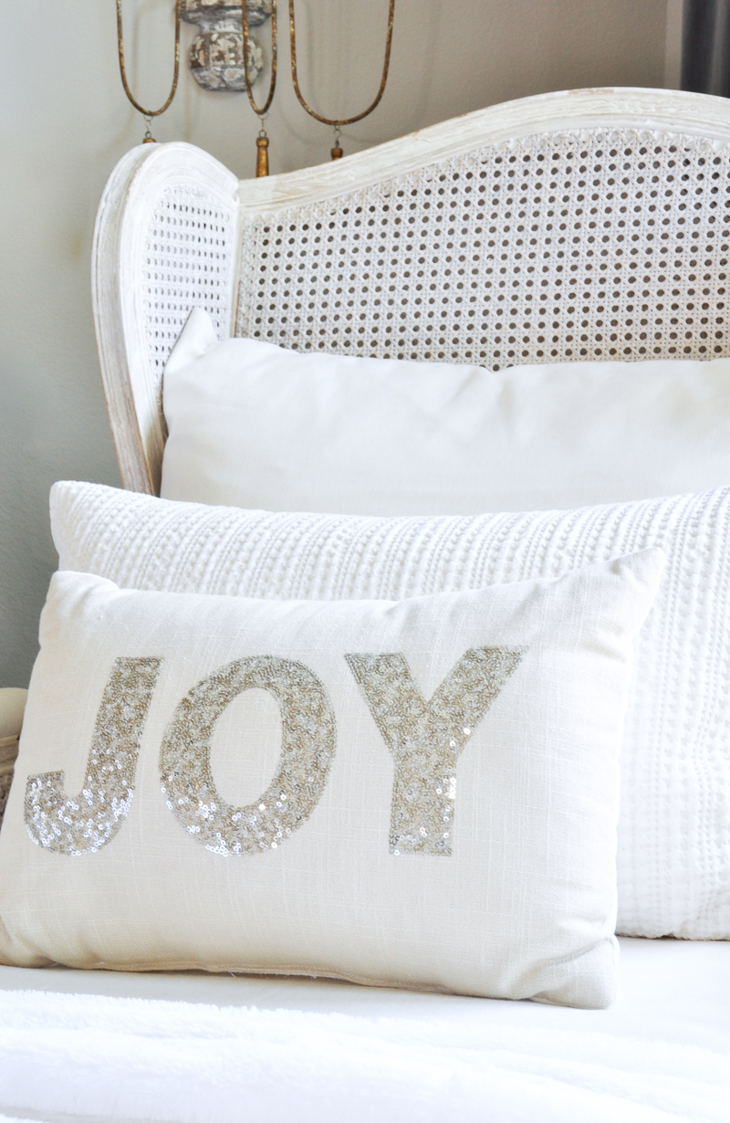 white-christmas-pillow