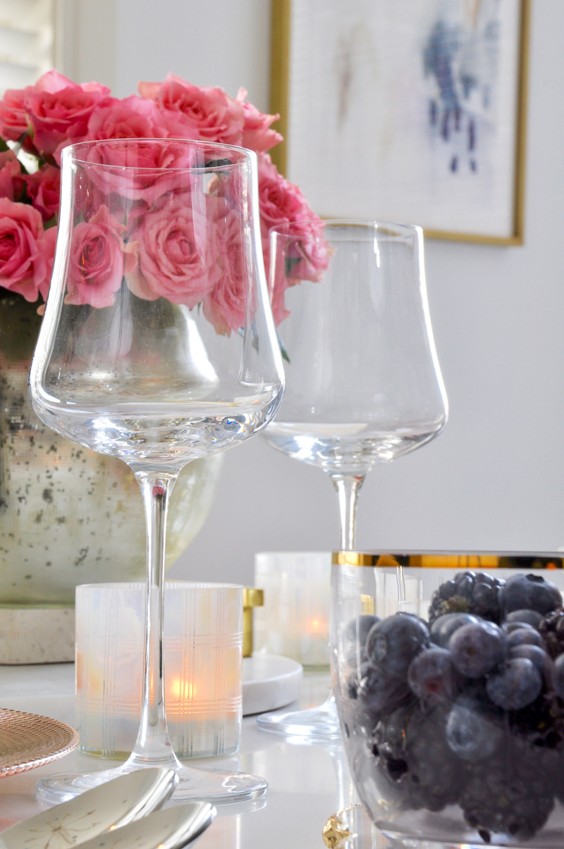 beautiful valentines table wine glasses