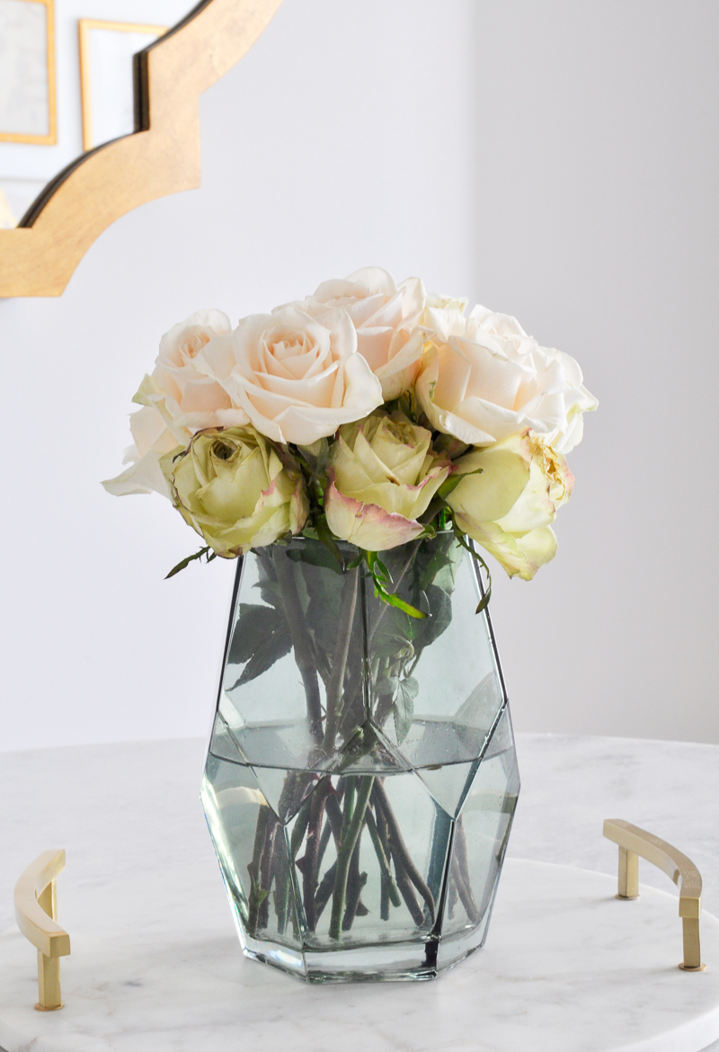 great tips for arranging rose in a beautiful green vase