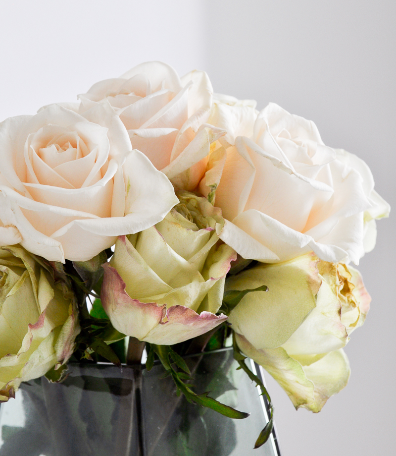 great tips for arranging rose in a beautiful green vase