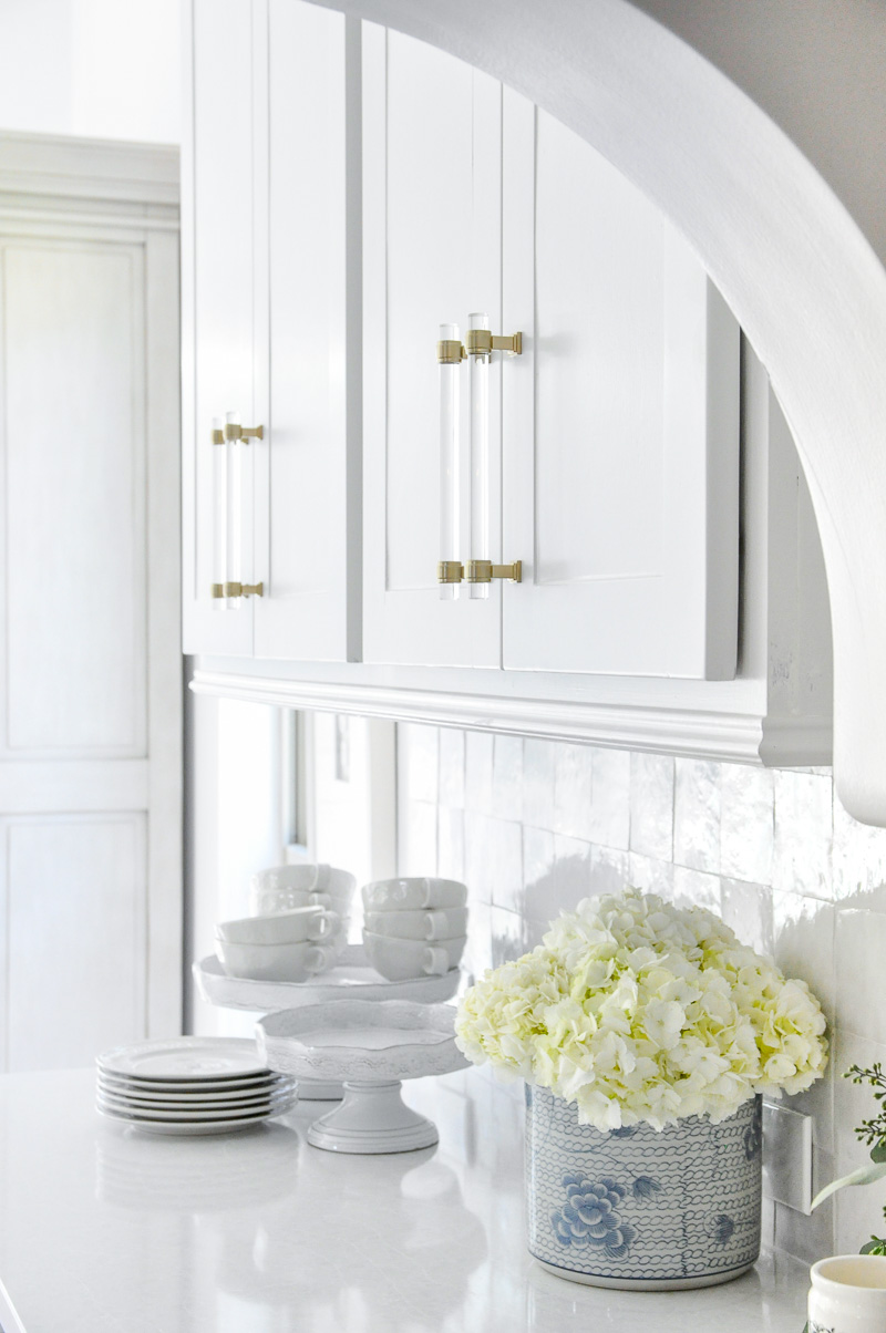 Bright kitchen square backsplash tiles 