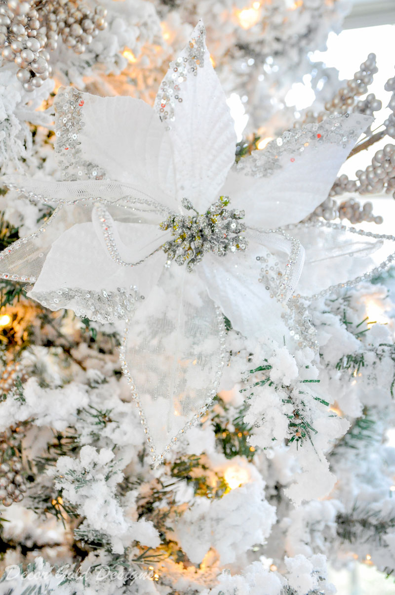 Christmas tree decorating steps include flowers