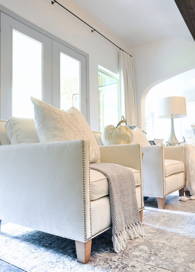 10 Ways to Style Throw Blankets Decor Gold Designs