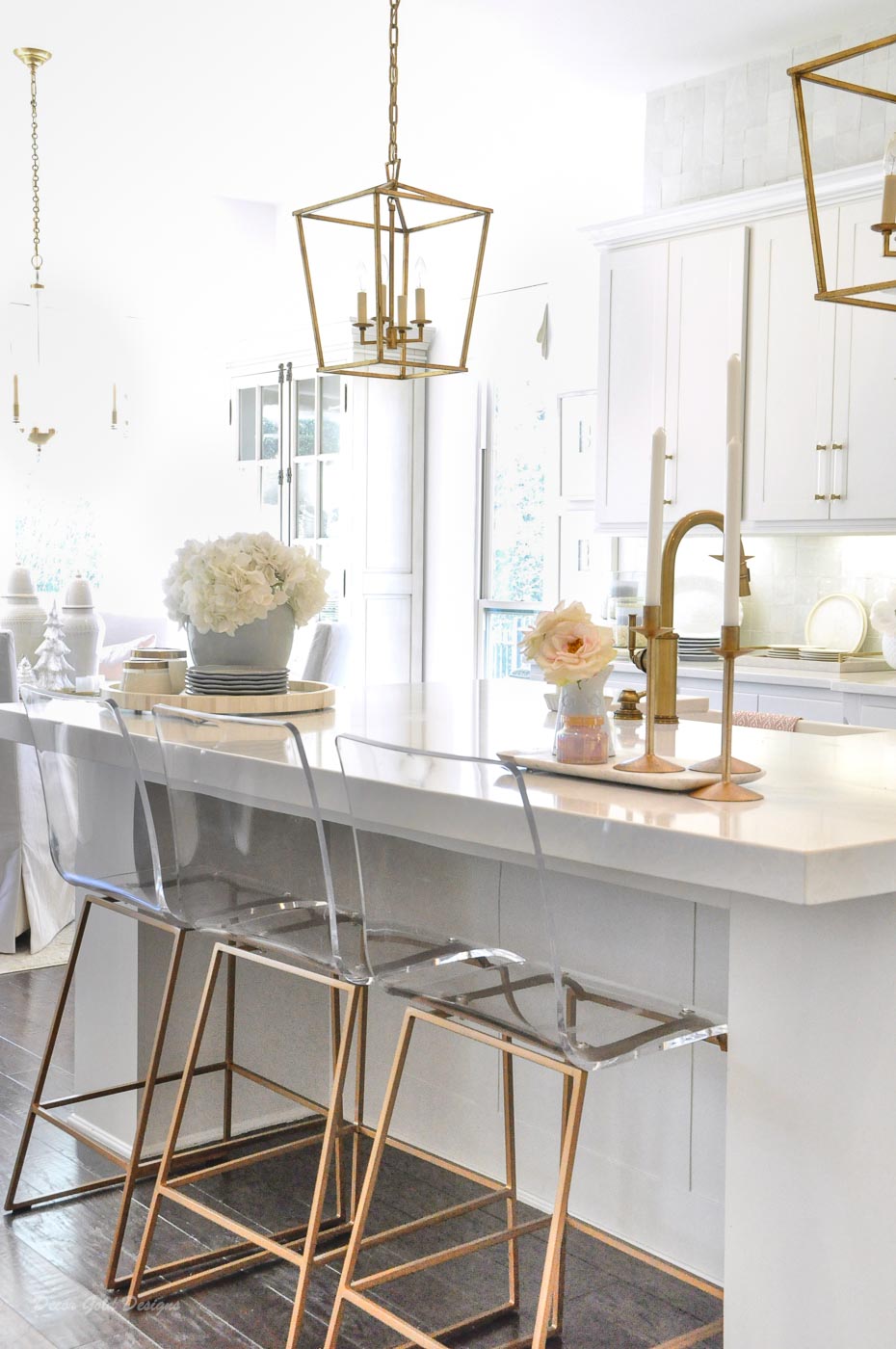 Winter white gold kitchen